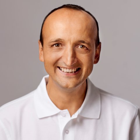 Dr. med. Ulhas Mandon im Portrait.